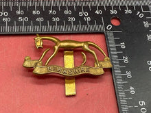 Load image into Gallery viewer, WW1 / WW2 British Army BERKSHIRE REGIMENT Brass Other Ranks Side Cap Badge. - The Militaria Shop