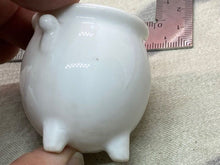 Lade das Bild in den Galerie-Viewer, Original Vintage Crested China Ware Pot - Isle of Wight - The Militaria Shop