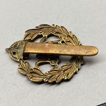 Load image into Gallery viewer, WW1 / WW2 British Army ROYAL ARMOURED CORPS Brass Cap Badge. - The Militaria Shop