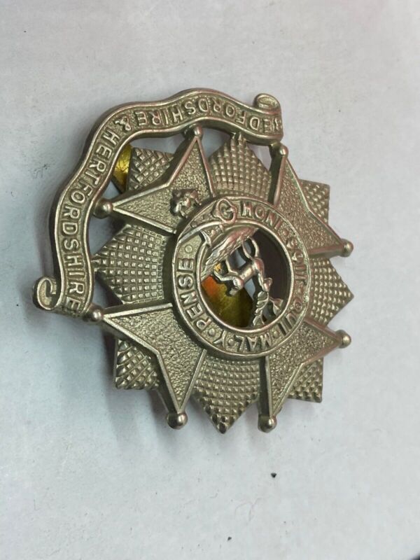 Original WW1 / WW2 British Army Bedfordshire & Hertfordshire Regiment Cap Ba - The Militaria Shop