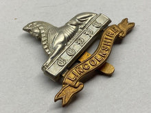 Load image into Gallery viewer, WW1 / WW2 British Army Lincolnshire Regiment White Metal & Brass Cap Badge - The Militaria Shop