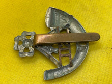 Lade das Bild in den Galerie-Viewer, WW1 / WW2 British Army THE KINGS SHROPSHIRE LIGHT INFANTRY Brass & WM Cap Ba - The Militaria Shop