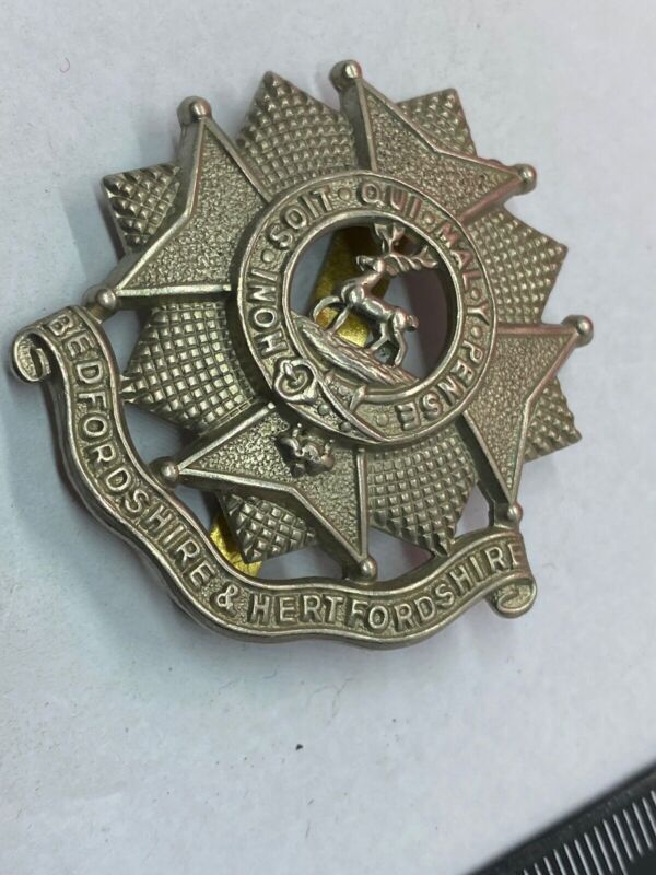 Original WW1 / WW2 British Army Bedfordshire & Hertfordshire Regiment Cap Ba - The Militaria Shop