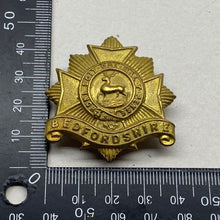 Load image into Gallery viewer, WW1 / WW2 British Army BEDFORDSHIRE REGIMENT Brass Cap Badge. - The Militaria Shop