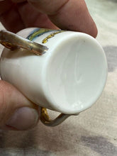 Lade das Bild in den Galerie-Viewer, Original Vintage Crested China Ware Jug - Isle of Wight - The Militaria Shop