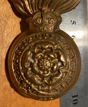 Load image into Gallery viewer, A WW1 / WW2 British Army Royal Fusiliers Busby Badge kings Crown - Superb - B32 - The Militaria Shop