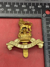 Load image into Gallery viewer, WW1 / WW2 British Army - ARMY PAY CORPS - White Metal and Brass Cap Badge. - The Militaria Shop