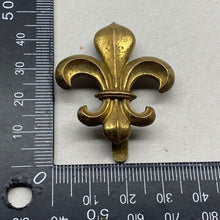 Load image into Gallery viewer, WW1 / WW2 British Army MANCHESTER REGIMENT Brass Cap Badge. - The Militaria Shop