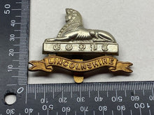 Load image into Gallery viewer, WW1 / WW2 British Army Lincolnshire Regiment White Metal & Brass Cap Badge - The Militaria Shop