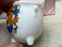 Lade das Bild in den Galerie-Viewer, Original Vintage Crested China Ware Pot - Isle of Wight - The Militaria Shop