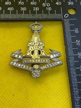 Load image into Gallery viewer, WW1 / WW2 British Army THE YORKSHIRE REGIMENT White Metal Cap Badge. - The Militaria Shop