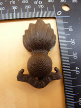 Load image into Gallery viewer, British Army Cap Badge - Royal Artillery - The Militaria Shop