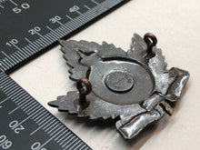 Charger l'image dans la galerie, Genuine Canadian Army 19th Lincoln Regiment Cap Badge KC - JR GAUNT Marked - The Militaria Shop