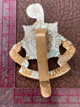 Charger l'image dans la galerie, British Army WW1 / WW2 Kings Crown ROYAL SUSSEX REGIMENT cap badge with slider - The Militaria Shop