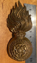 Load image into Gallery viewer, A WW1 / WW2 British Army Royal Fusiliers Busby Badge kings Crown - Superb - B32 - The Militaria Shop