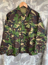 Lade das Bild in den Galerie-Viewer, Genuine British Army DPM Lightweight Combat Jacket - Size 160/104 - The Militaria Shop