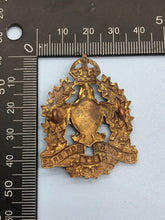 Load image into Gallery viewer, Genuine WW2 Canadian Army Le Régiment de Maisonneuve Cap Badge - The Militaria Shop