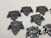 Charger l'image dans la galerie, Genuine Canadian Army 19th Lincoln Regiment Cap Badge KC - JR GAUNT Marked - The Militaria Shop