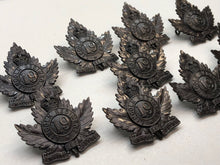 Charger l'image dans la galerie, Genuine Canadian Army 19th Lincoln Regiment Cap Badge KC - JR GAUNT Marked - The Militaria Shop