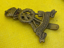 Load image into Gallery viewer, WW1 / WW2 British Army LABOUR CORPS Brass Cap Badge. - The Militaria Shop