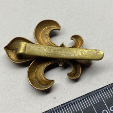 Load image into Gallery viewer, WW1 / WW2 British Army MANCHESTER REGIMENT Brass Cap Badge. - The Militaria Shop