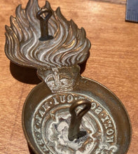 Load image into Gallery viewer, A WW1 / WW2 British Army Royal Fusiliers Busby Badge kings Crown - Superb - B32 - The Militaria Shop