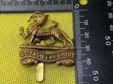 Charger l'image dans la galerie, British Army - The Royal Berkshire Regiment Cap Badge - The Militaria Shop