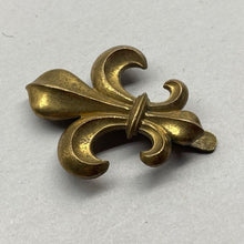 Load image into Gallery viewer, WW1 / WW2 British Army MANCHESTER REGIMENT Brass Cap Badge. - The Militaria Shop