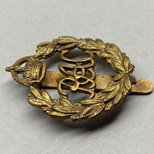 Load image into Gallery viewer, WW1 / WW2 British Army ROYAL ARMOURED CORPS Brass Cap Badge. - The Militaria Shop