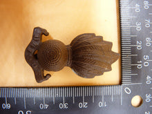 Load image into Gallery viewer, British Army Cap Badge - Royal Artillery - The Militaria Shop