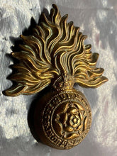 Load image into Gallery viewer, Original WW1 / WW2 British Army London Fusiliers Cap Badge - The Militaria Shop