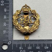 Load image into Gallery viewer, WW1 / WW2 British Army ROYAL ARMOURED CORPS Brass Cap Badge. - The Militaria Shop