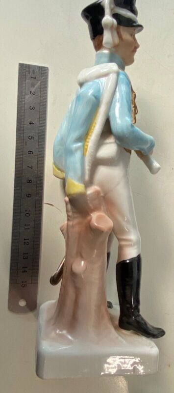 Vintage Porcelain Officier des Chasseurs figurine in excellent condition. - The Militaria Shop
