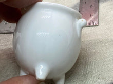 Lade das Bild in den Galerie-Viewer, Original Vintage Crested China Ware Pot - Isle of Wight - The Militaria Shop