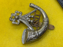 Lade das Bild in den Galerie-Viewer, WW1 / WW2 British Army THE KINGS SHROPSHIRE LIGHT INFANTRY Brass & WM Cap Ba - The Militaria Shop