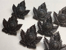 Charger l'image dans la galerie, Genuine Canadian Army 19th Lincoln Regiment Cap Badge KC - JR GAUNT Marked - The Militaria Shop