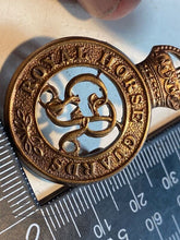 Load image into Gallery viewer, Original British Army WW1 GV Royal Horse Guards Cap Badge - The Militaria Shop