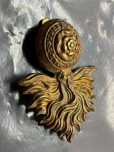 Load image into Gallery viewer, Original WW1 / WW2 British Army London Fusiliers Cap Badge - The Militaria Shop