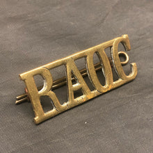 Lade das Bild in den Galerie-Viewer, Original WW2 British Army RAOC Royal Army Ordnance Corps Brass Shoulder Title - The Militaria Shop