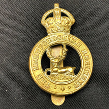 Load image into Gallery viewer, Original WW1 / WW2 British Army The Hertfordshire Regiment Cap Badge - The Militaria Shop