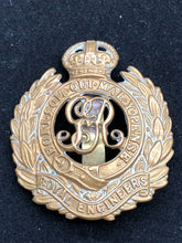 Charger l'image dans la galerie, Original WW1 British Army Royal Engineers GV Cap Badge - The Militaria Shop