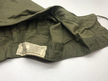 Lade das Bild in den Galerie-Viewer, Original WW2 US Army M-1943 Smock Hood - Size Medium - The Militaria Shop