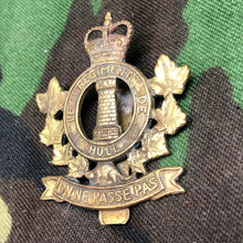 Load image into Gallery viewer, Original Canadian Army Le Régiment de Hull Beret / Cap Badge - The Militaria Shop