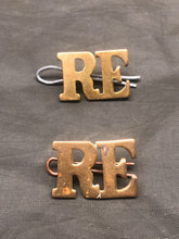 Load image into Gallery viewer, Original WW1 WW2 British Army Royal Engineers Brass Shoulder Title Pair - The Militaria Shop