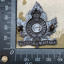 Load image into Gallery viewer, Original Canadian Army WW1 29th Waterloo Regiment Bronze Cap Badge - The Militaria Shop