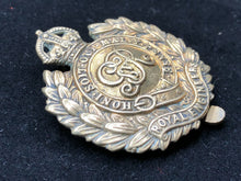 Charger l'image dans la galerie, Original WW1 British Army Royal Engineers GV Cap Badge - The Militaria Shop