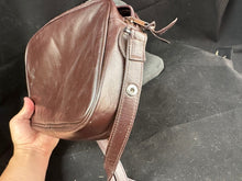 Lade das Bild in den Galerie-Viewer, Genuine British Army Woman's Officers Shoulder Brown Hand Bag - The Militaria Shop