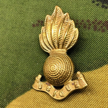 Load image into Gallery viewer, Original WW2 British Army Collar Badge - Royal Artillery - The Militaria Shop