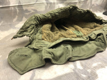 Lade das Bild in den Galerie-Viewer, Original Korean War Era British Army Middle Parka Detatchable Hood - Size Medium - The Militaria Shop