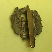 Load image into Gallery viewer, Original WW1/WW2 British Army The Essex Regiment Cap Badge - The Militaria Shop